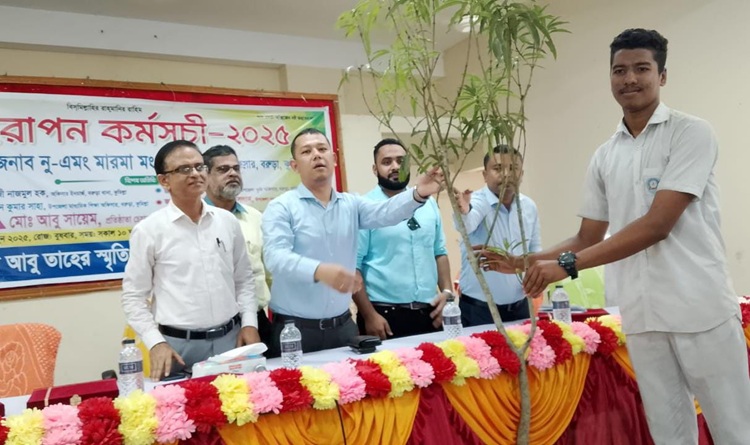 বরুড়ায় শিক্ষার্থীদের মাঝে ফলজ গাছের চারা বিতরণ 