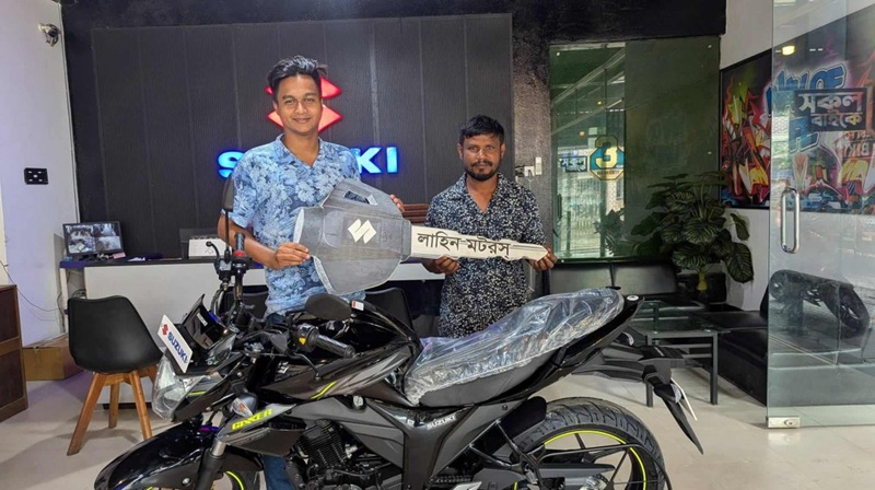 বাবাকে মোটরসাইকেল কিনে দিলেন ফুটবলার আল আমিন