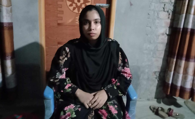 মান্দায় প্রেমিকের নানার বাড়িতে প্রেমিকার অনশন