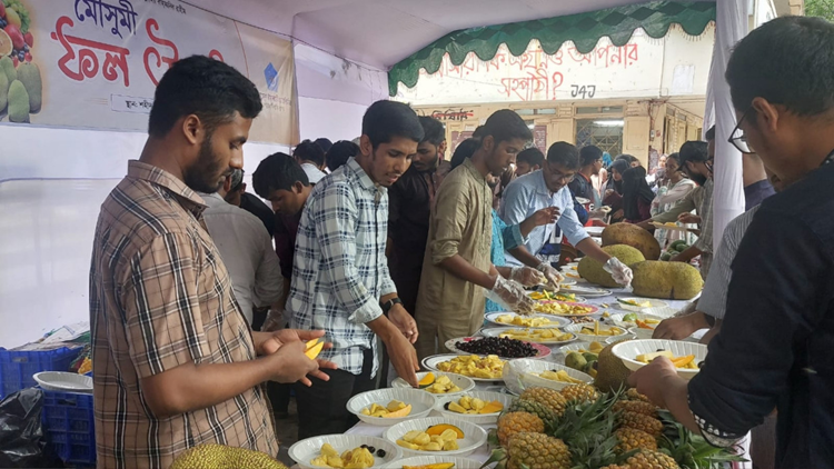 নবাগত শিক্ষার্থীদের স্বাগত জানাতে জবি শিবিরের ফল উৎসব