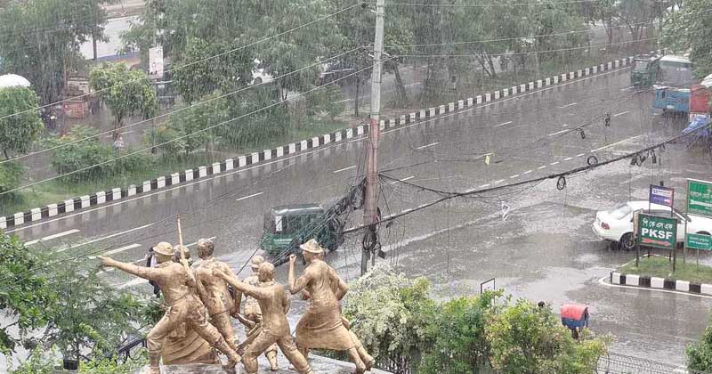দুপুরের বৃষ্টিতে স্বস্তিতে নগরবাসী