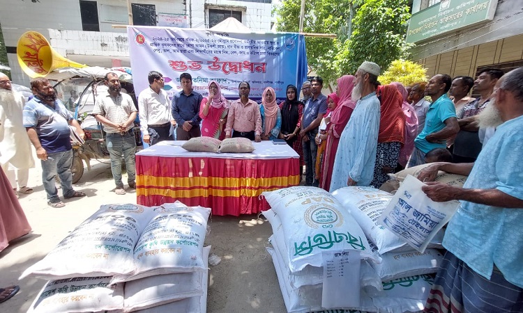কালীগঞ্জে কৃষকরা পেলেন বীজ ও সার, শিক্ষার্থীরা চারা গাছ