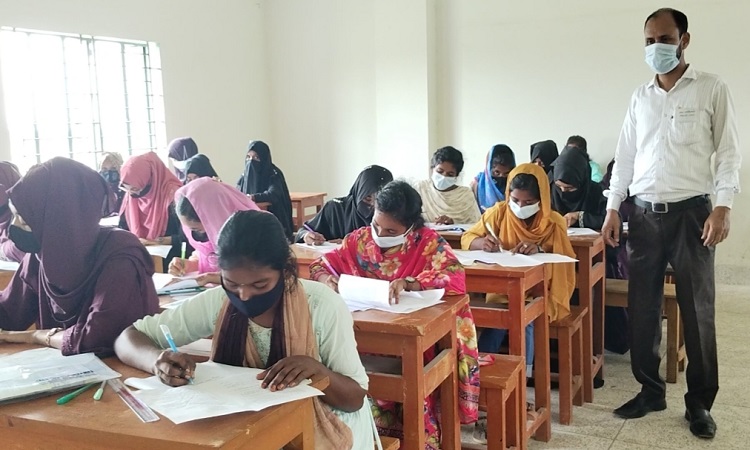 নিয়ামতপুরে প্রথম দিন অনুপস্থিত ৩৮ পরীক্ষার্থী