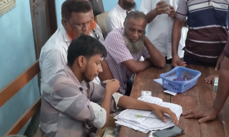 গাংনীতে টিসিবির কার্ড অ্যাকটিভেশনের নামে অর্থ বাণিজ্য
