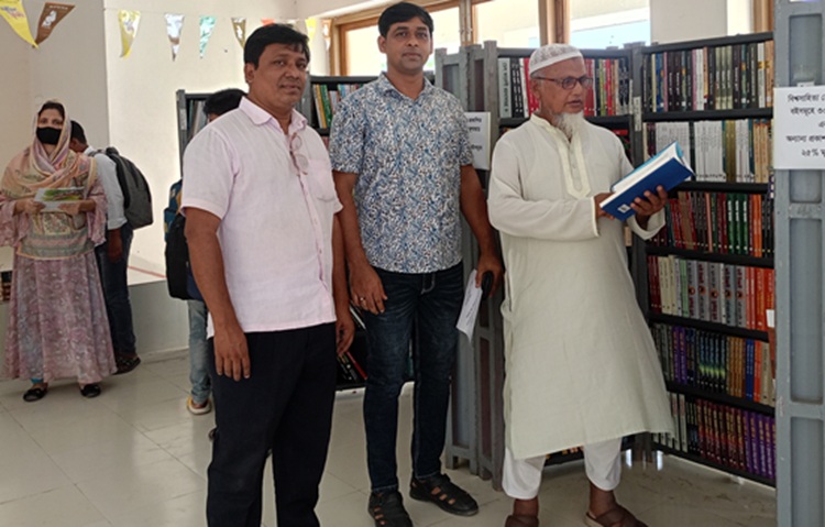 সরাইলে বিশ্বসাহিত্য কেন্দ্রের ভ্রাম্যমাণ বইমেলা 