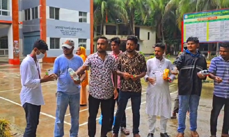 এইচএসসি পরীক্ষার্থীদের পানি, কলম ও চকলেট বিতরণ