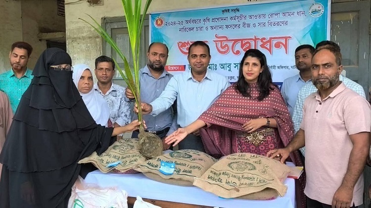 ঘাটাইলে কৃষকদের মাঝে বিনামূল্যে সার ও বীজ বিতরণ