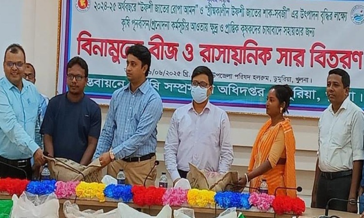 ডুমুরিয়ায় ৫ হাজার ৫৩০ জন কৃষক পেলো কৃষি প্রণোদনা