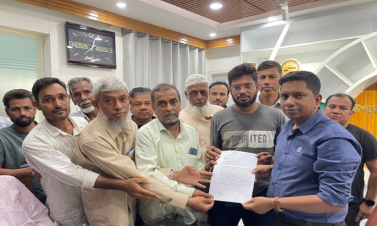 হাটহাজারীতে সেতু নির্মাণে উপদেষ্টা বরাবর স্মারকলিপি প্রদান