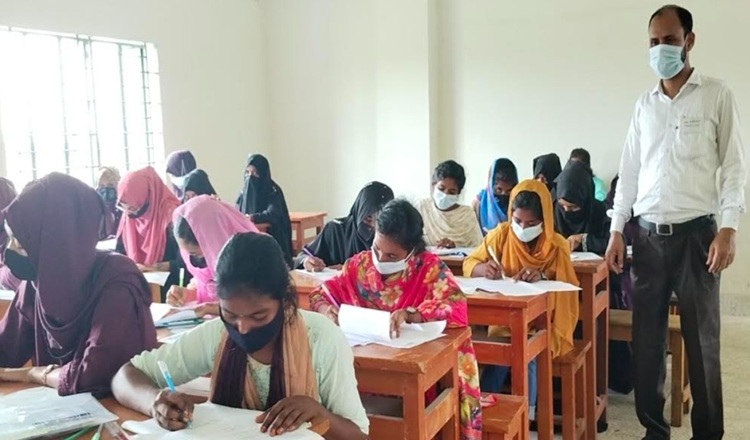 নিয়ামতপুরে এইচএসসি পরীক্ষা শুরু, ১ম দিন অনুপস্থিত ৩৮পরীক্ষার্থী 