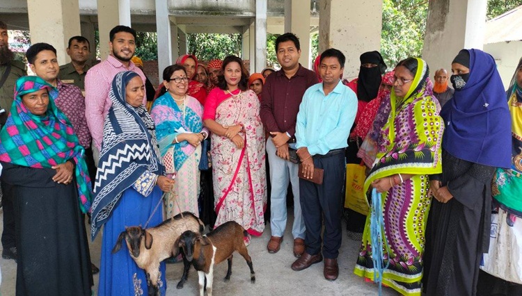 শ্যামনগরে দরিদ্র নারীরা পেলেন ‘নকশীকাঁথা’র ছাগল