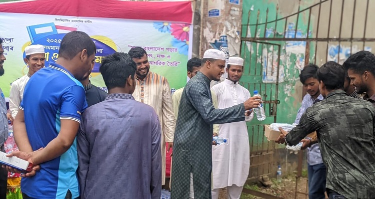 রামগতিতে পরীক্ষার্থীদের পানি, মাস্ক ও কলম বিতরণ করল ছাত্রশিবির