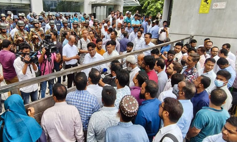 এনবিআর অবরুদ্ধ: সন্ধ্যায় খোলা হলো তালা