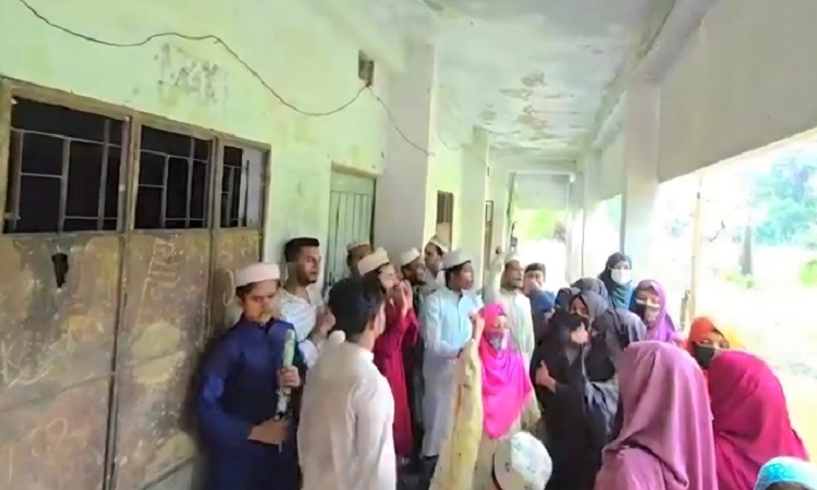 বাউফলে উপবৃত্তির টাকা না পাওয়ায় শিক্ষার্থীদের বিক্ষোভ