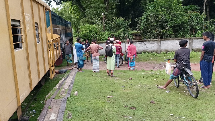 মোবারকগঞ্জ রেলেেস্টশনে ট্রেনে কাটা পড়ে যুবক নিহত