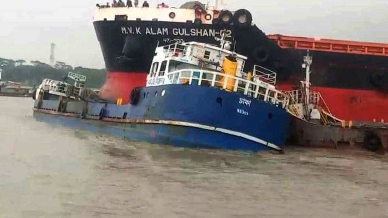 মোংলায় কার্গোর ধাক্কা: সিমেন্ট তৈরির কাঁচামাল বোঝাই জাহাজডুবি