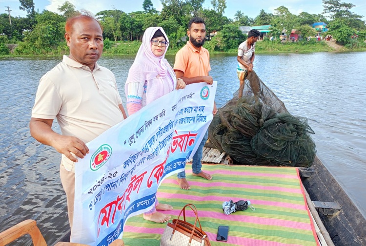 আখাউড়ায় অবৈধ চায়না রিং জাল ধ্বংস করল প্রশাসন