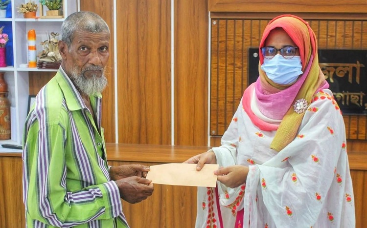 বৃক্ষপ্রেমিক সিদ্দিক গাজীর পাশে পাইকগাছার ইউএনও