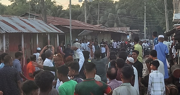 বারহাট্টায় ৩১ দফা বাস্তবায়নে লিফলেট বিতরণ