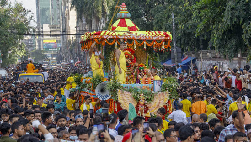 রাজধানীতে বর্ণিল রথযাত্রায় ভক্তের ঢল