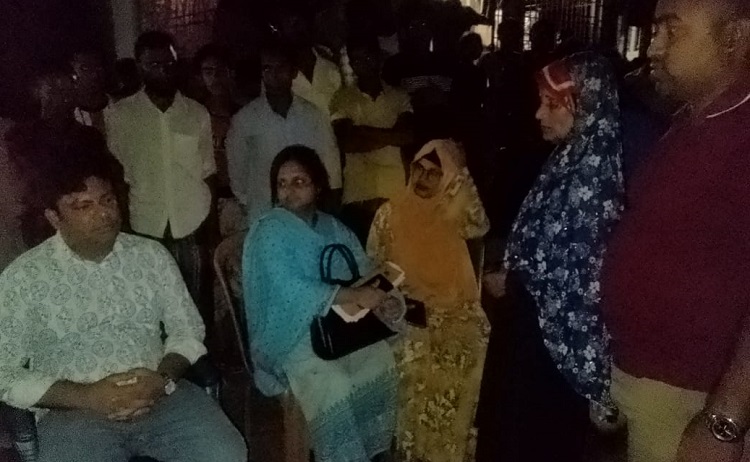 অনশনরত প্রেমিকাকে ফেলে বিদেশে পাড়ি জমালো প্রেমিক