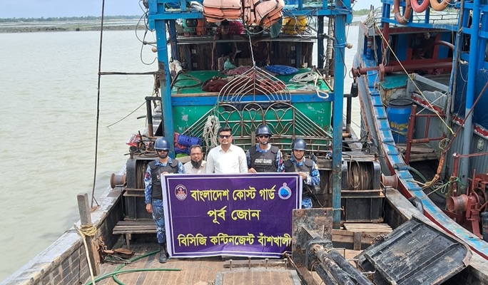 বাঁশখালীতে নিষিদ্ধ ট্রলিং বোটে অভিযান, যন্ত্রাংশ জব্দ