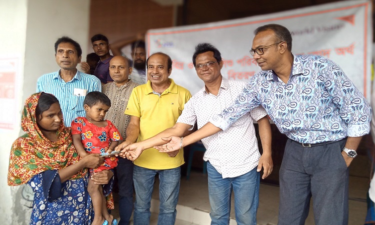আমতলীতে হাঁস পালনের জন্য হত দরিদ্রের মধ্যে নগদ অর্থ বিতরণ