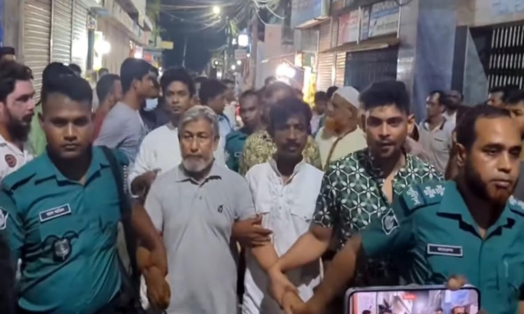রাজশাহীতে জামিনে থাকা আ‘লীগ নেতাকে ধরে পুলিশে দিল বিএনপি নেতাকর্মীরা