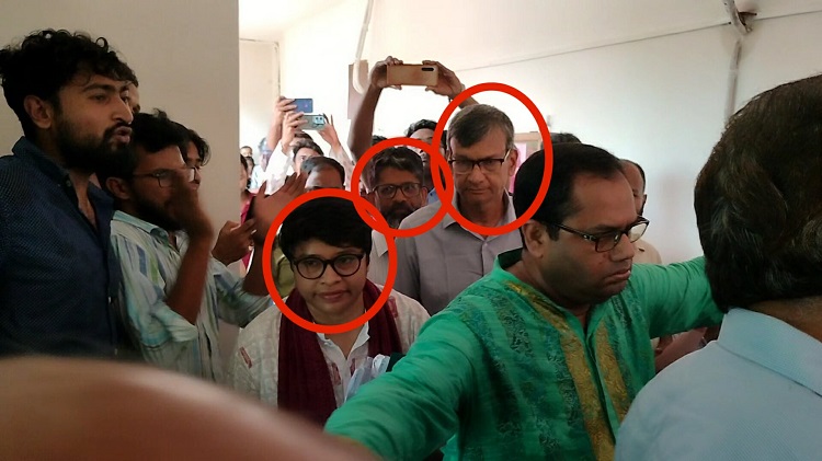 জাবির সিনেটে আওয়ামী দোসরদের প্রবেশে বাধা, ফুল দিয়ে বরণ জুলাই সহযোদ্ধাদের