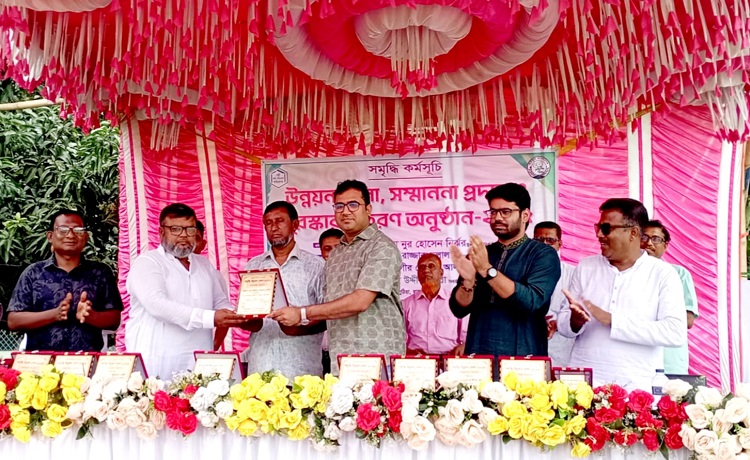 পুঠিয়ার বানেশ্বরে উন্নয়ন মেলা ও সম্মননা পুরস্কার বিতরণ