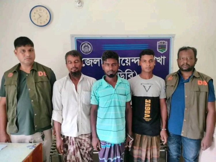 নাচোলে ভ্যানচালক রাজু হত্যায় জড়িত ৩ জন আটক