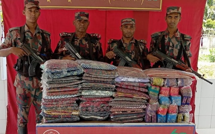 আখাউড়ায় শুল্ক ফাঁকির অভিযোগে, ভারতীয় শাড়ি-থ্রি-পিস জব্ধ 