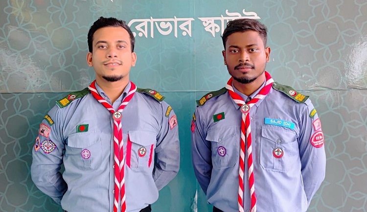 ফিরতি হজযাত্রীদের সেবায় কুবি রোভার স্কাউটের আকাশ ও সাজিদ