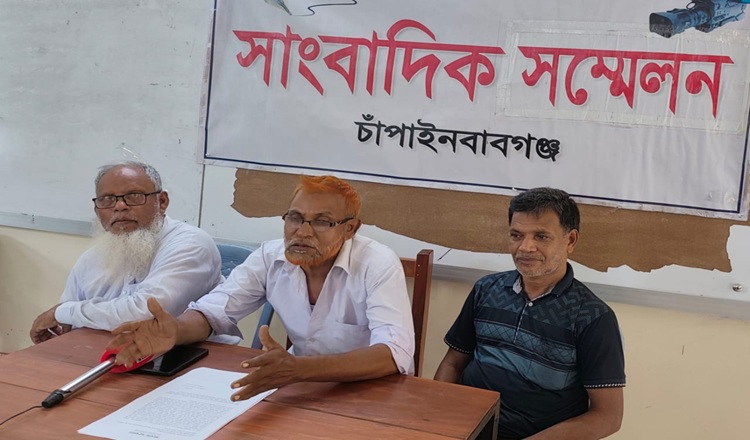 চাঁপাইনবাবগঞ্জে জমি সংক্রান্ত মীমাংসা হলেও বাউন্ডারি ভেঙ্গে ফেলার অভিযোগ ভুক্তভোগীর সংবাদ সম্মেলন 