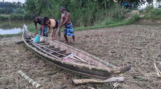 নতুন নৌকা তৈরি ও পুরাতনগুলোকে মেরামতে ব্যস্ত কারিগররা