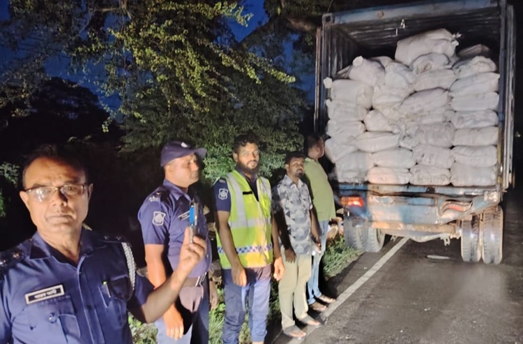 রাজৈরে নিষিদ্ধ পলিথিন ভর্তি কাভার্ড ভ্যান আটক