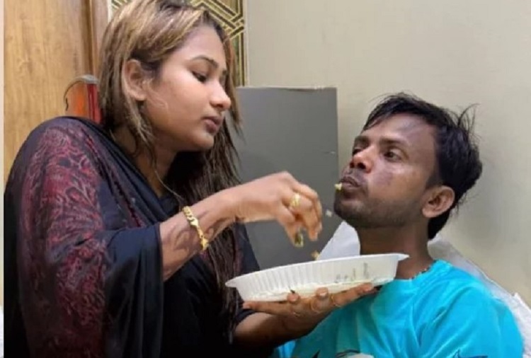 হিরো আলমের যত্নে ব্যস্ত রিয়া মনি
