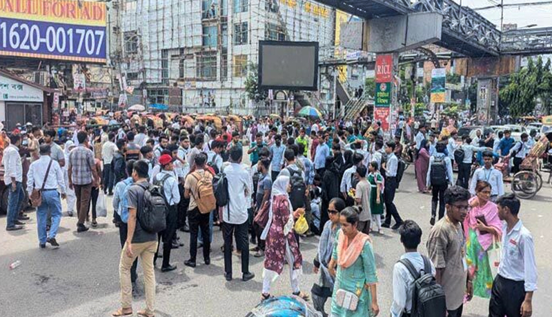 আইডিয়ালের শিক্ষার্থীদের সায়েন্সল্যাব মোড় অবরোধ, সহপাঠী হত্যার বিচার দাবি 