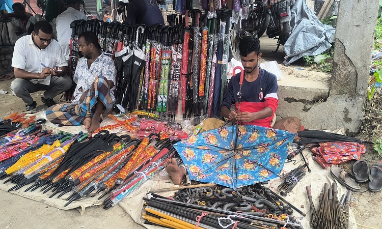 বর্ষার আগমনে বেড়ে যায় ছাতা কারিগরদের ব্যস্ততা