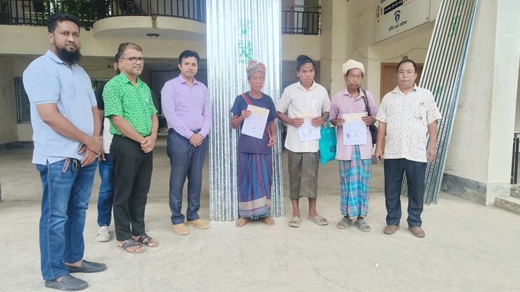 সরকারি সহায়তা পেল অগ্নিকাণ্ডে ক্ষতিগ্রস্ত তিন পরিবার