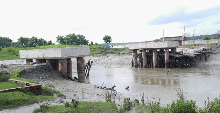 পাঁচ বছরেও শেষ হয়নি পাইকগাছা-সাতক্ষীরা সংযোগ সেতু নির্মাণ