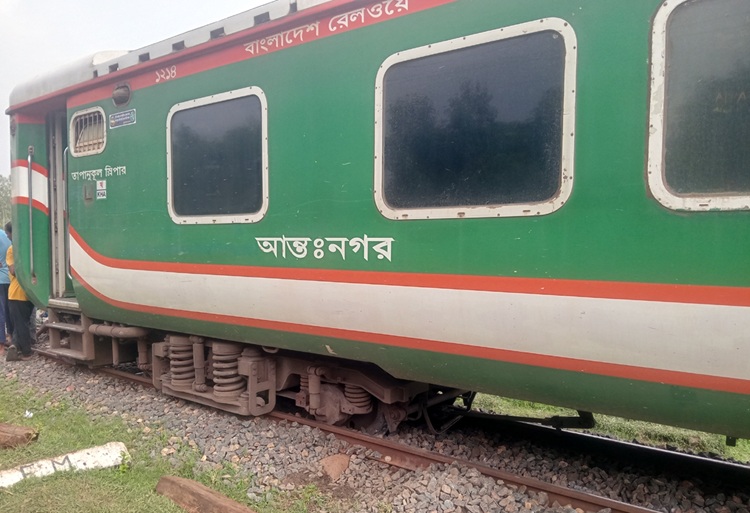 আদমদীঘিতে রংপুর এক্সপ্রেস ট্রেনের দুই কোচ লাইনচ্যুত