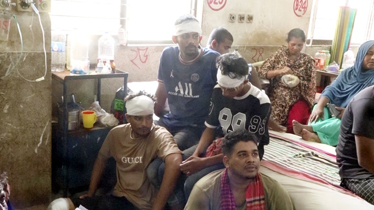 গোপালগঞ্জে ভ্যান চুরি কেন্দ্র করে দু’গ্রুপের সংঘর্ষ, অর্ধশতাধিক আহত