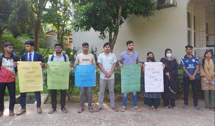 মুরাদনগরে ধর্ষণের ঘটনায় কুবিতে শিক্ষার্থীদের মানববন্ধন