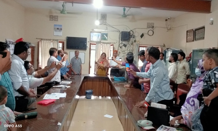 চাঁপাইনবাবগঞ্জে বিদ্যালয়েল শিক্ষকের বদলিজনিত বিদায়