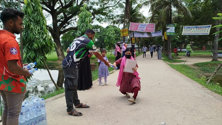 হাকিমপুরে পরীক্ষার্থী ও অভিভাবকদের খাবার পানি দিল ছাত্রদল
