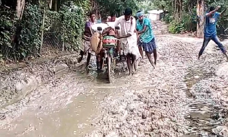নিয়ামতপুরে তিন কিলোমিটার কাঁচা রাস্তায় জনদুর্ভোগ চরমে