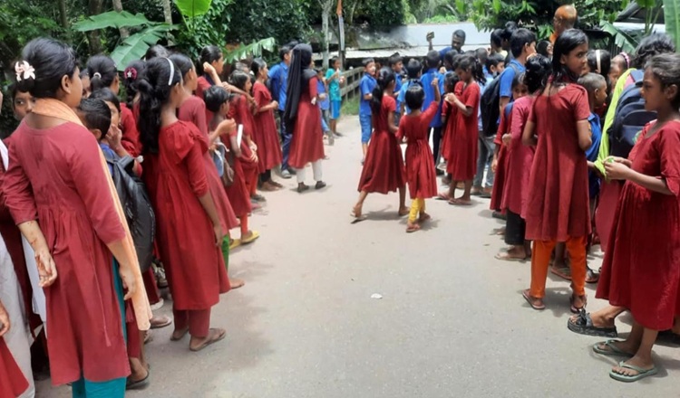 গৌরনদীতে বিদ্যালয়ে যাতায়াতের পথে বেড়া দেওয়ার প্রতিবাদে শিক্ষার্থীদের মানববন্ধন