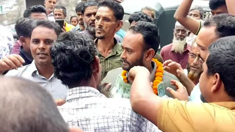 ভিডিও ভাইরাল: স্বেচ্ছাসেবক দলের পদ পাওয়ায় টাকার মালা পরে আনন্দ মিছিল