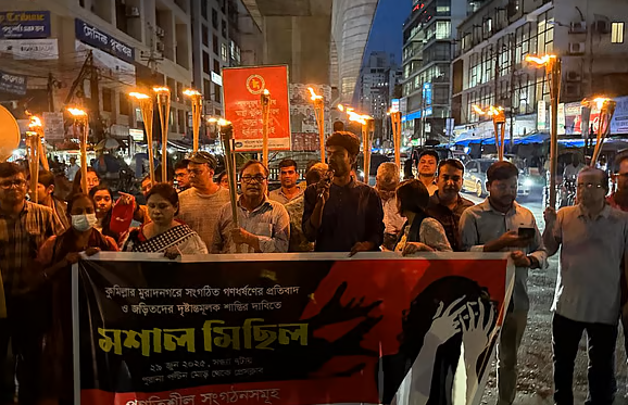 মুরাদনগরে ধর্ষণের ঘটনায় ঢাবিতে মশাল মিছিল